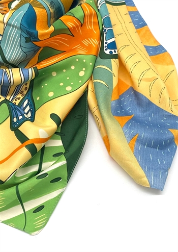 Stort lækker silkeagtig grafisk tørklæde fra Just D\'Lux